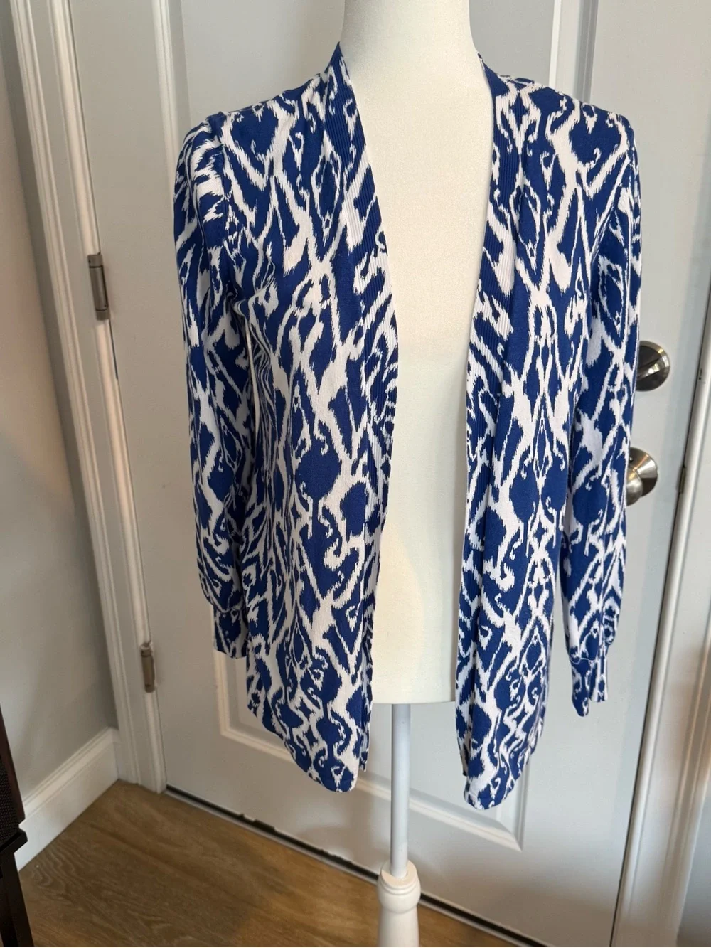 Chico’s Blue and White Open-Front Ikat  Cardigan size small - Picture 7 of 9